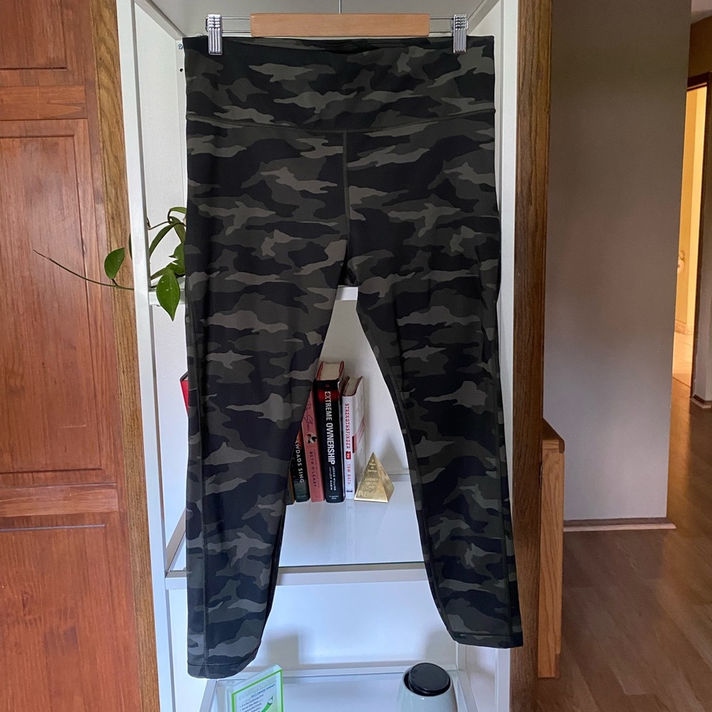Athleta Ultimate 7/8 Tight - Camo